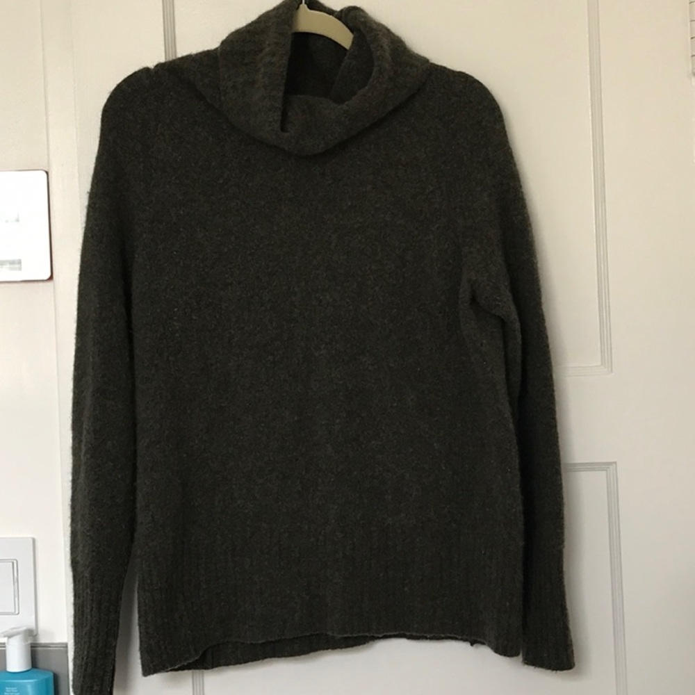 Community Plutarch sweater